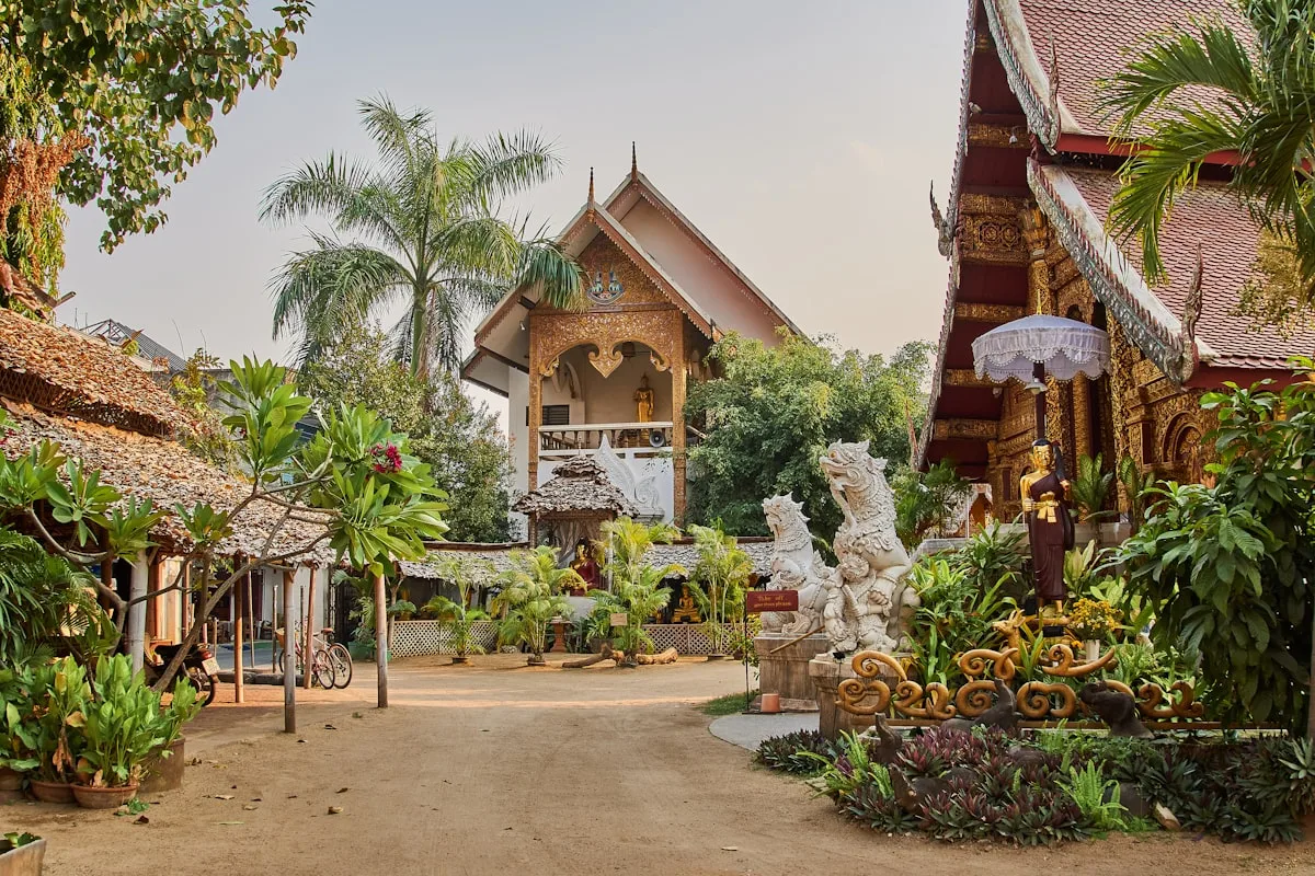 คู่มือเที่ยวเชียงราย 1 วัน จากเชียงใหม่: วัดร่องขุ่น วัดร่องเสือเต้น บ้านดำ จองทัวร์หรือขับเองคุ้มกว่า?
