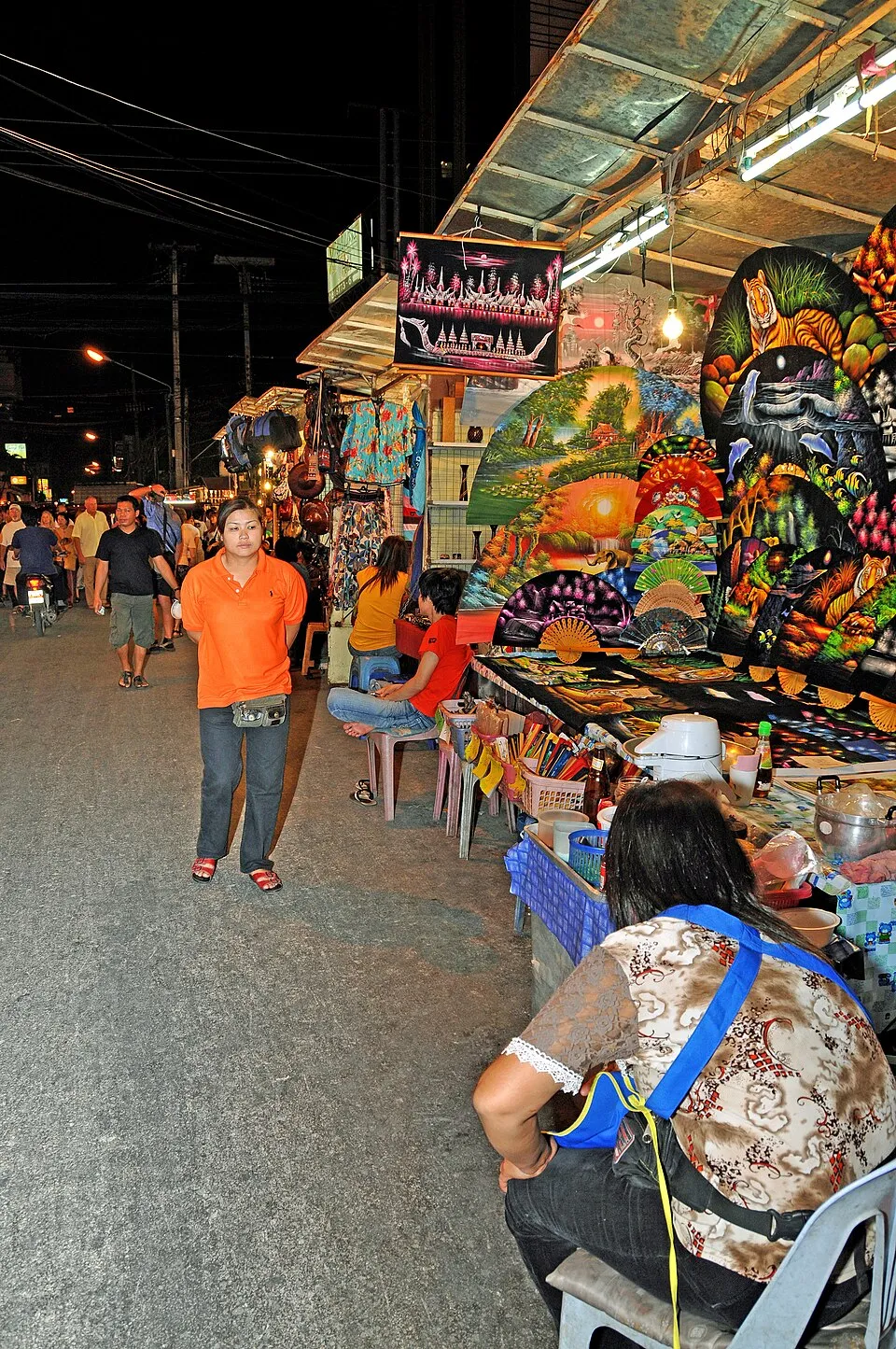 ตลาดวโรรส (กาดหลวง) เชียงใหม่ — ช้อปปิ้งแบบคนท้องถิ่น ของกิน ของฝาก ครบจบที่เดียว