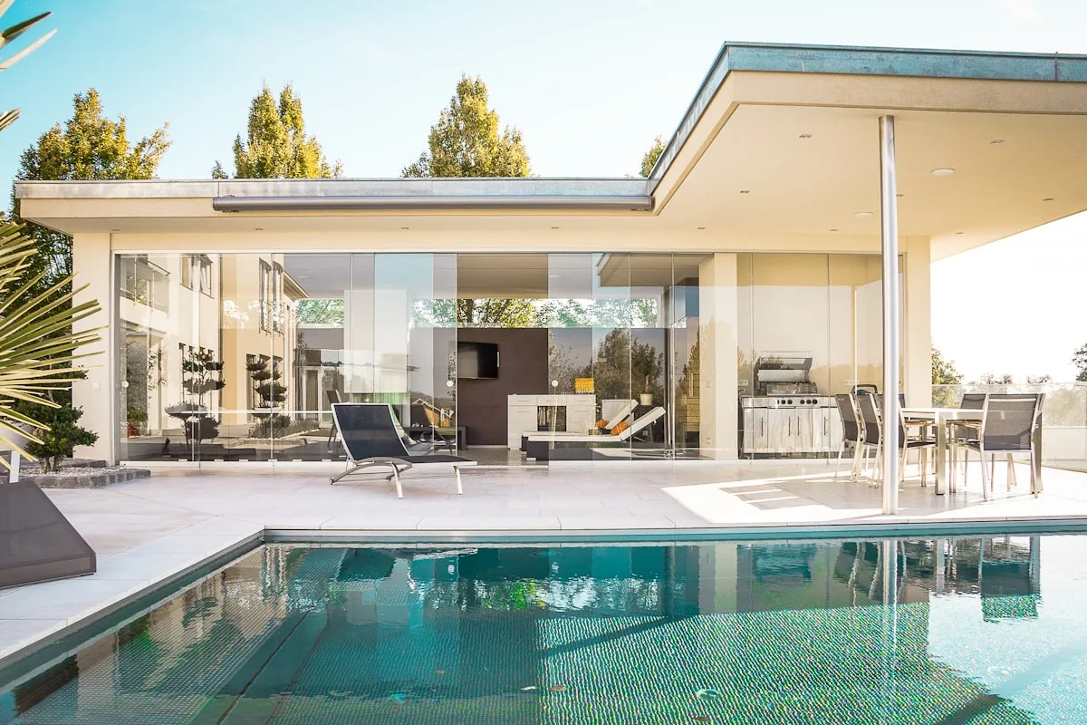 The Inside House: คฤหาสน์กระจกสีขาวสไตล์โคโลเนียลล้านนา พร้อมพูลวิลล่าสระกระจกใสลอยฟ้า