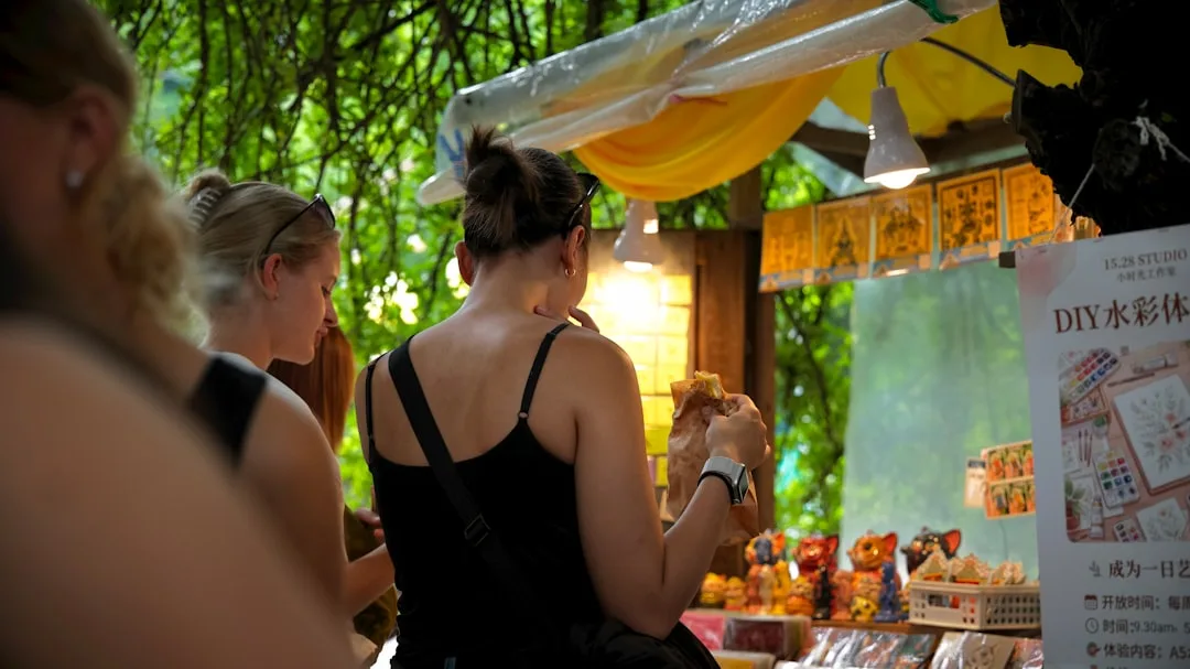 เสน่ห์วิถีชุมชนย่านกาดก้อม ร้านไข่กระทะเตาถ่าน ปิ้งขนมปังหอมกรุ่นยามเช้าตรู่