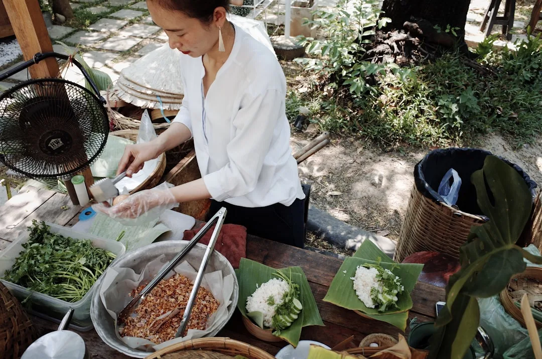 ความลับของโคมล้านนา: รู้จักโคมรังมดส้ม โคมหูกระต่าย ความหมาย และแหล่งซื้อของฝาก