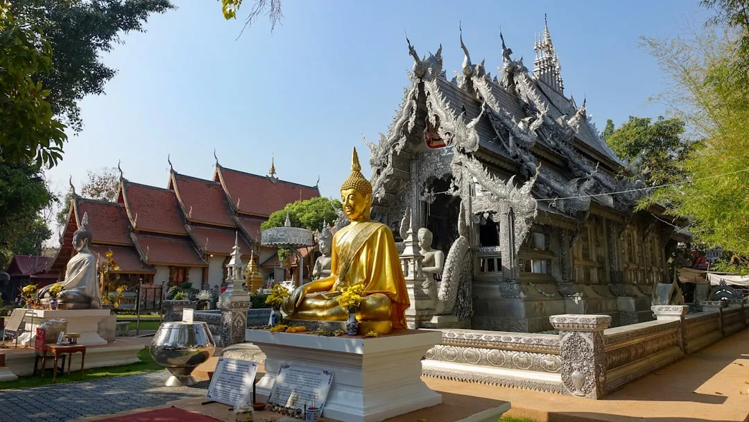 หอศิลป์เงินล้านนา วัดหมื่นสาร ศูนย์รวมประติมากรรมแผ่นโลหะดุนลวดลายประณีตแห่งชุมชนวัวลาย