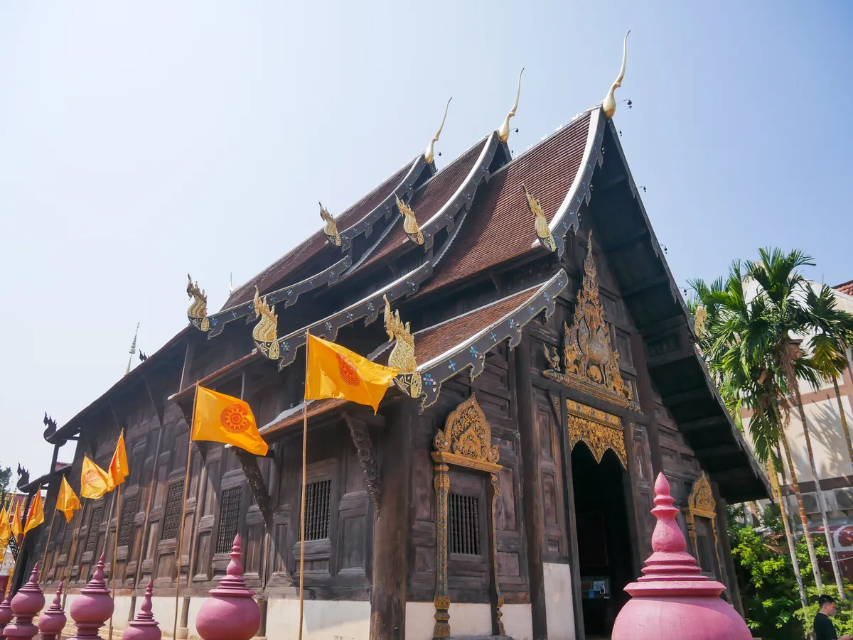 โรงแรมสไตล์ล้านนา เชียงใหม่: คู่มือเลือกที่พักเรือนไม้สักแท้และภูมิปัญญาโบราณ