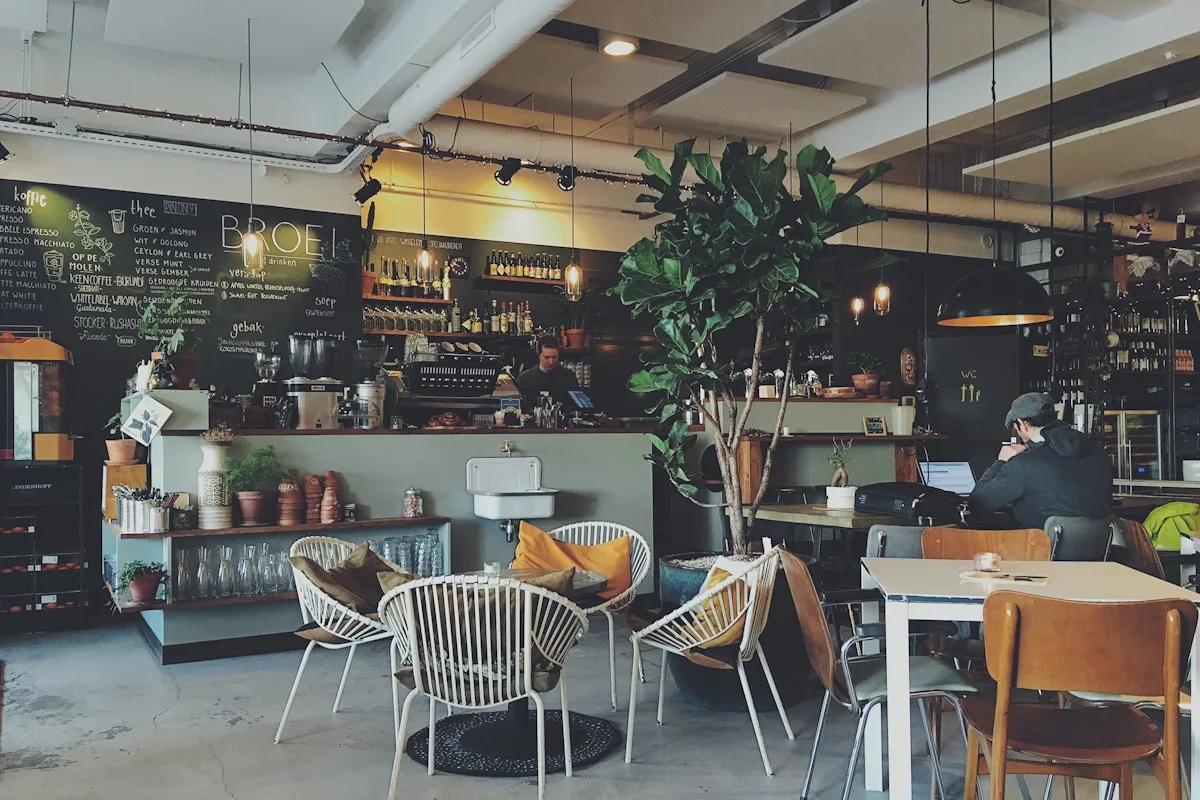 ย่านช้างม่อย-ท่าแพ: แหล่งรวมร้านจักสานสุดฮิต คาเฟ่ถ่ายรูปสวย และโรงแรมบูติกดีไซน์เก๋