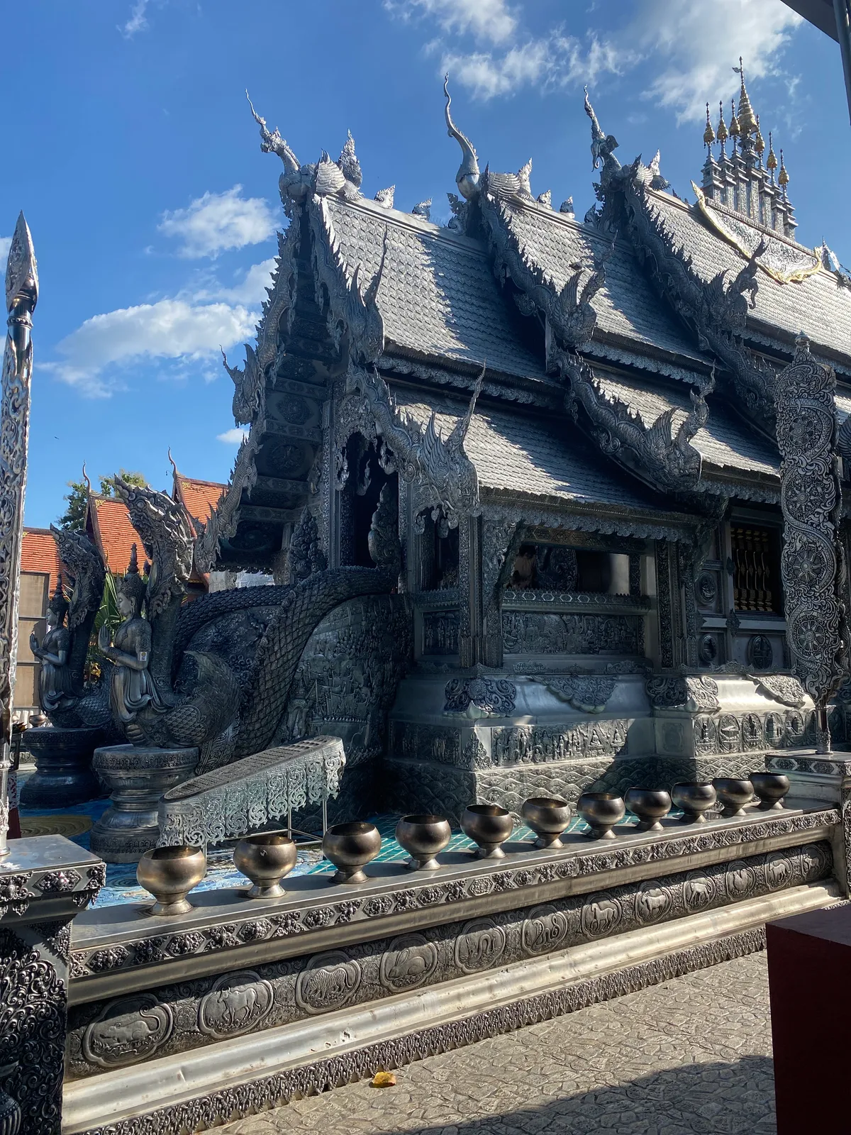 รวมโรงแรมใกล้ถนนคนเดินวัวลาย: ย่านช่างเงินโบราณ วัดศรีสุพรรณ และสตรีทฟู้ดวันเสาร์