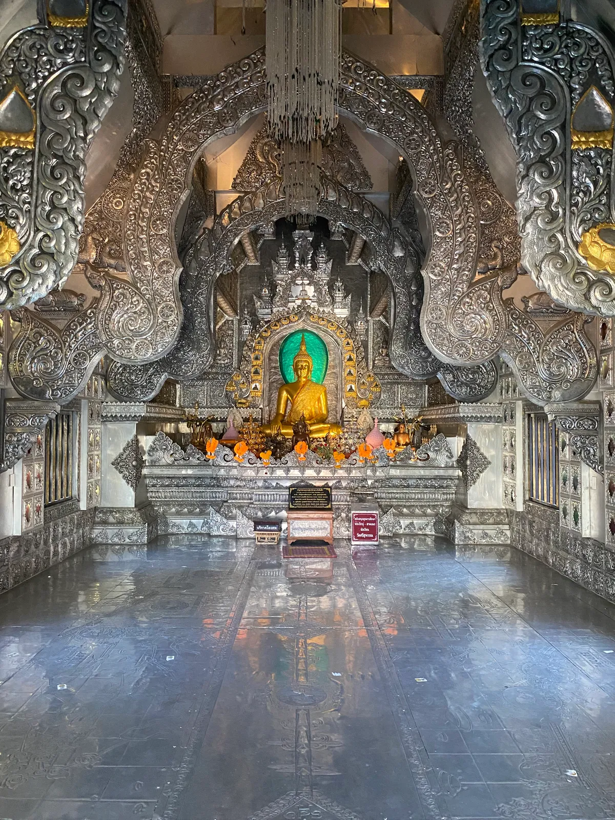ความวิจิตรงดงามภายในอุโบสถเงินวัดศรีสุพรรณ สลักเสลาพุทธประวัติและคติธรรมล้านนาด้วยแผ่นเงินและโลหะบริสุทธิ์