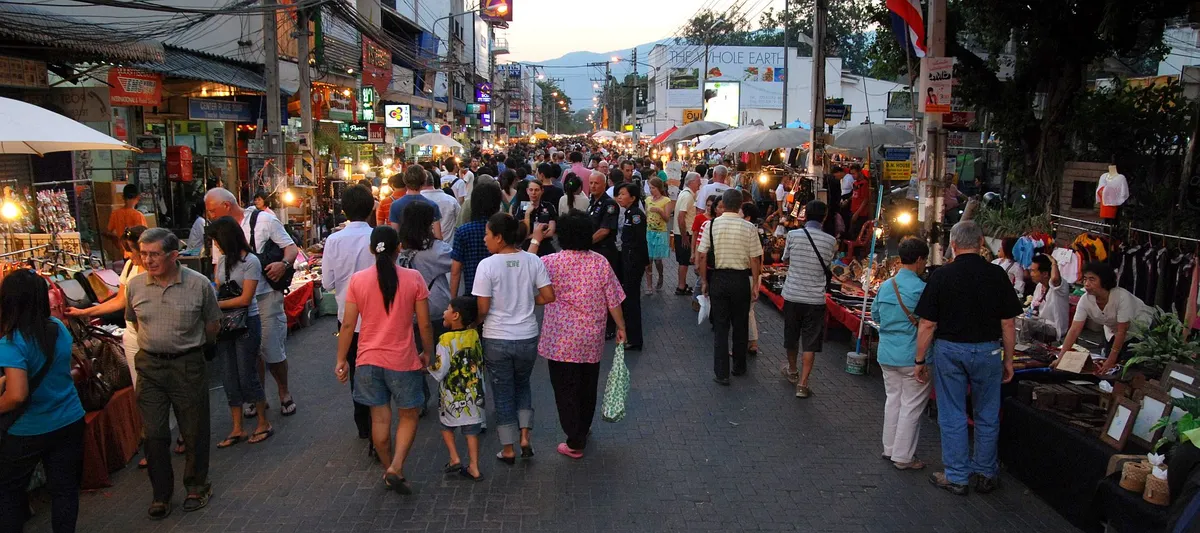 บรรยากาศถนนคนเดินท่าแพยามเย็น มองเห็นดอยสุเทพเป็นฉากหลัง