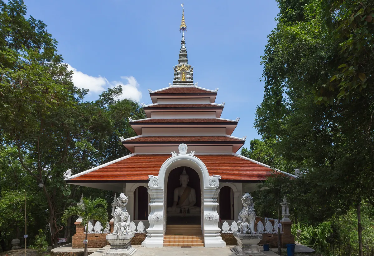 ไฮกิ้งเส้นทางสายพระธาตุ Monk’s Trail: เดินป่าตามรอยผ้าเหลืองสู่วัดผาลาดกลางป่าลึก