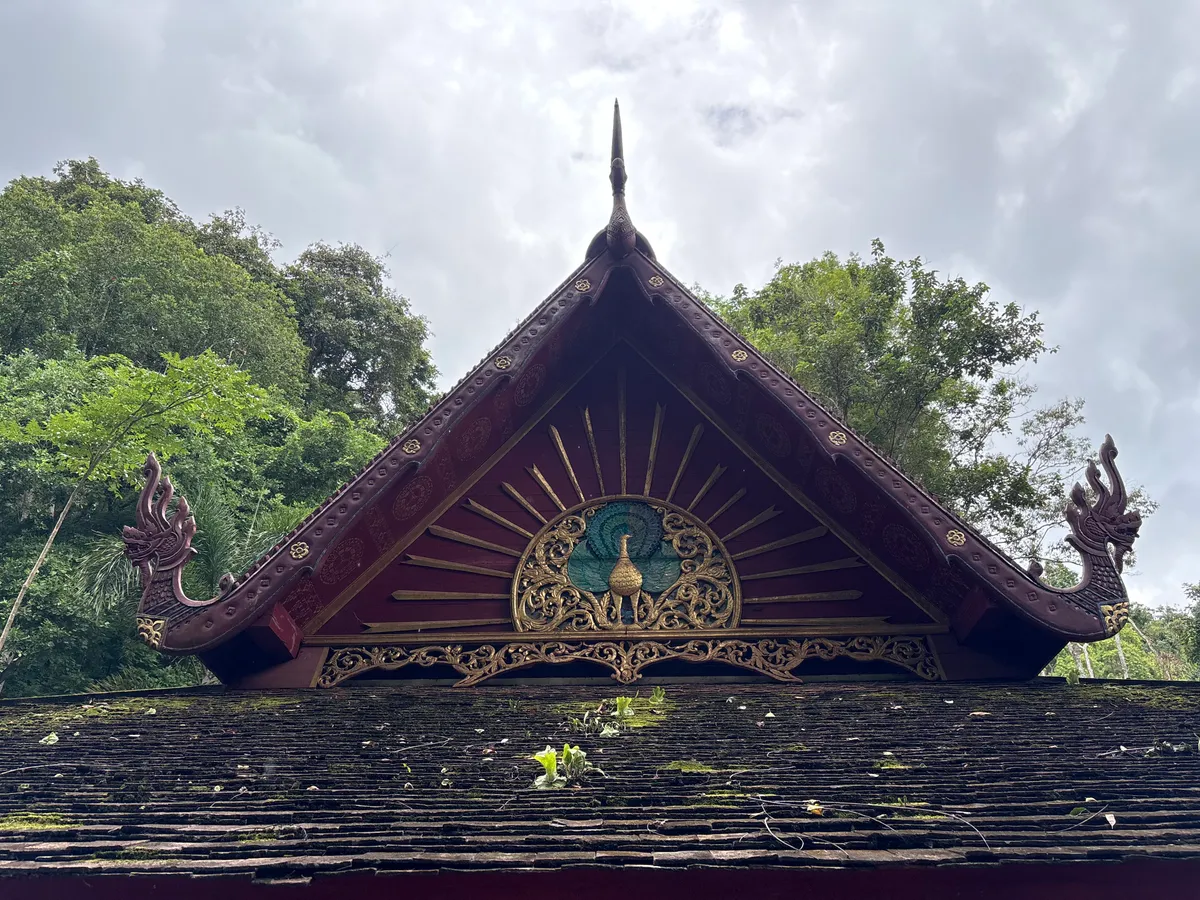 รายละเอียดหน้าจั่วและหลังคาวิหารแบบพม่าที่วัดผาลาด