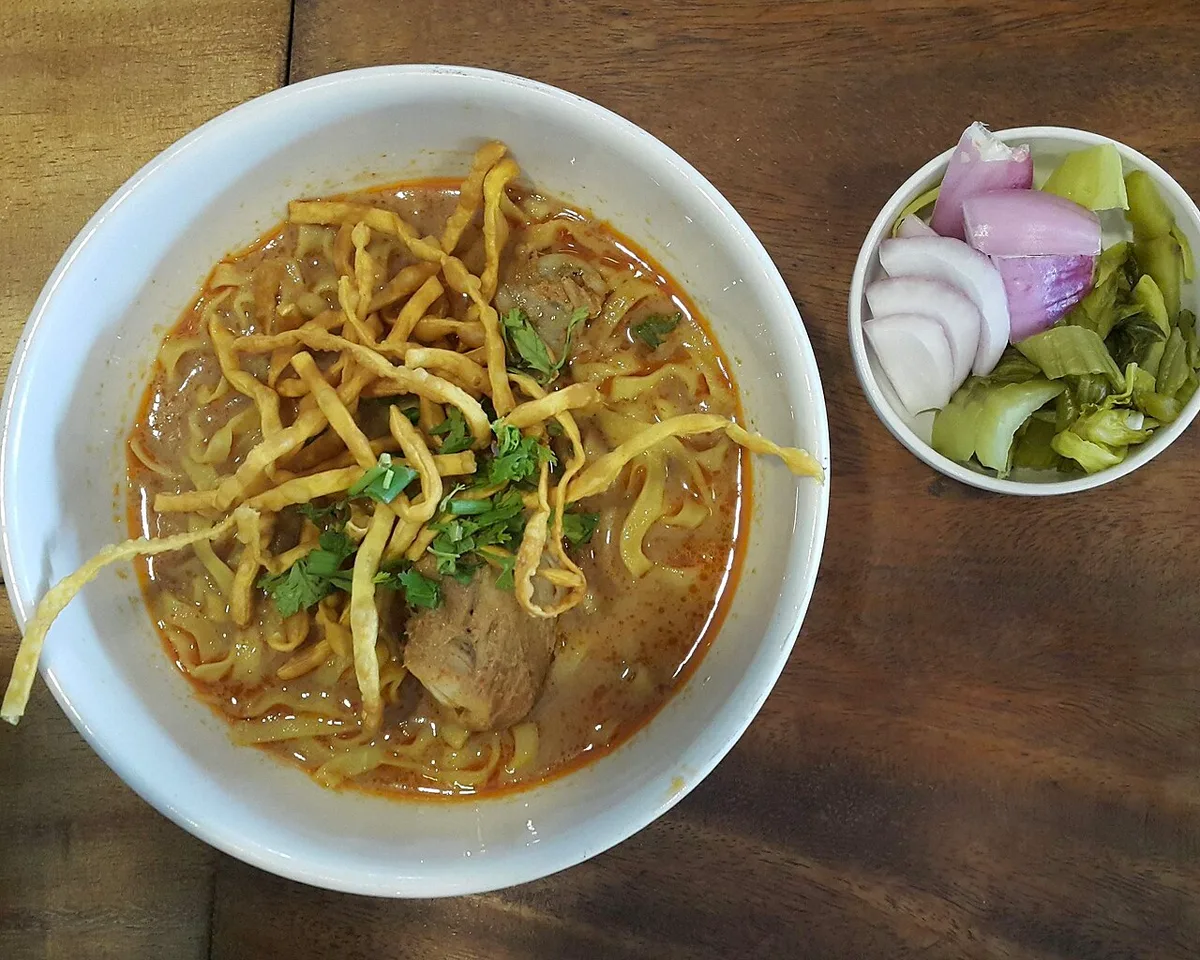 ข้าวซอยชามคลาสสิก ท็อปด้วยหมี่กรอบและผักชี